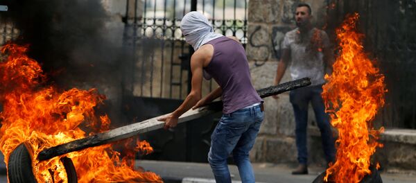 شبان فلسطينيون في بيت لحم، خلال احتجاجات ضد نقل السفارة الأمريكية إلى القدس عشية الذكرى الـ 70 لـ النكبة، الضفة الغربية، فلسطين 14 مايو/ أيار 2018 - سبوتنيك عربي