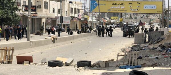 اشتباكات عند حاجز قلنديا المؤدي لمدينة القدس، جنوب رام الله، الضفة الغربية، فلسطين 14 مايو/ أيار 2018 - سبوتنيك عربي