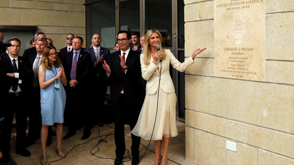 مستشارة الرئيس الأمريكي إيفانكا ترامب ووزير الخزانة الأمريكية ستيفن منوشين خلال إزاحة الستار عن لافتة السفارة الأمريكية في القدس، 14 مايو/ أيار 2018 - سبوتنيك عربي