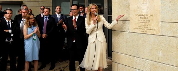 مستشارة الرئيس الأمريكي إيفانكا ترامب ووزير الخزانة الأمريكية ستيفن منوشين خلال إزاحة الستار عن لافتة السفارة الأمريكية في القدس، 14 مايو/ أيار 2018 - سبوتنيك عربي