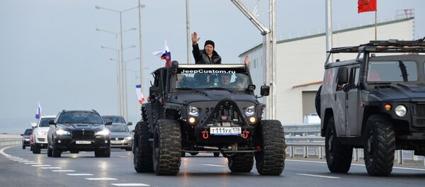 افتتاح جسر القرم - المواطنون  الروس يحتفلون بافتتاح الجسر - سبوتنيك عربي
