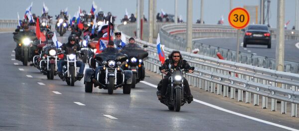 افتتاح جسر القرم - المواطنون الروس يحتفلون بافتتاح الجسر - سبوتنيك عربي