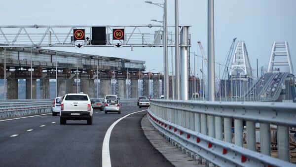 افتتاح جسر القرم - المواطنون الروس يحتفلون بافتتاح الجسر - سبوتنيك عربي