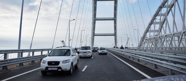 افتتاح جسر القرم - المواطنون الروس يحتفلون بافتتاح الجسر - سبوتنيك عربي