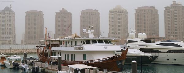 يخوت على خلفية الجزيرة الاصطناعية لؤلؤة قطر في مدينة الدوحة  - سبوتنيك عربي