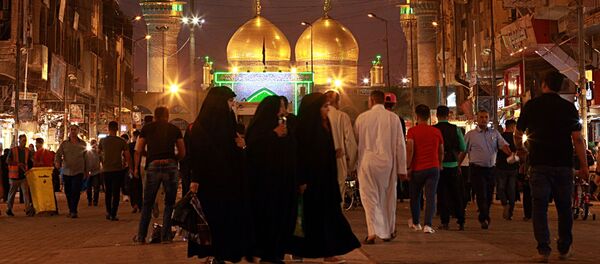 حشودات من الناس تتجمع عند قباب الذهبية للحضرة الكاظمية استعدادا ببدء شهر رمضان المبارك في بغداد، العراق 16 مايو/ أيار 2018 - سبوتنيك عربي