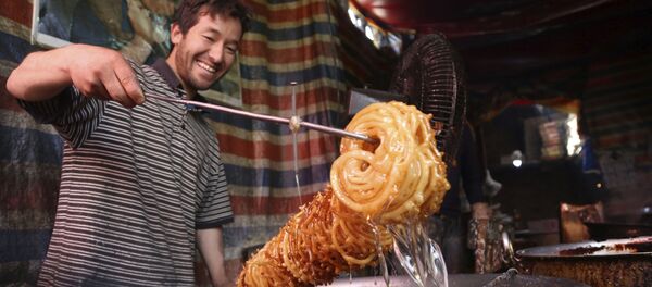 بائع الحلوى التقليدية قبل بدء شهر رمضان في كابول، أفغانستان 16مايو/ أيار 2018 - سبوتنيك عربي