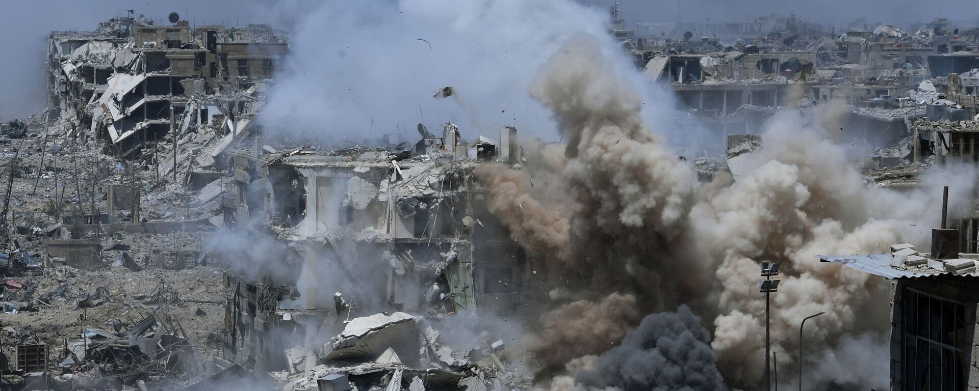 قصف قوات الجيش السوري لمواقع تنظيم داعش الإرهابي في مخيم اليرموك، ريف دمشق، سوريا - سبوتنيك عربي, 1920, 21.03.2025