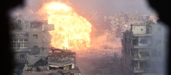 قصف قوات الجيش السوري لمواقع تنظيم داعش الإرهابي في مخيم اليرموك، ريف دمشق، سوريا - سبوتنيك عربي