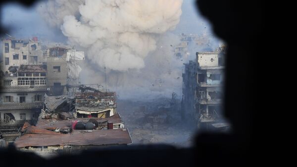 قصف قوات الجيش السوري لإرهابيي داعش في مخيم اليرموك، ريف دمشق، سوريا - سبوتنيك عربي
