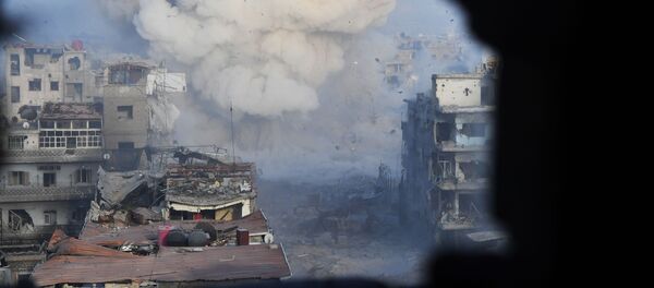 قصف قوات الجيش السوري لإرهابيي داعش في مخيم اليرموك، ريف دمشق، سوريا - سبوتنيك عربي