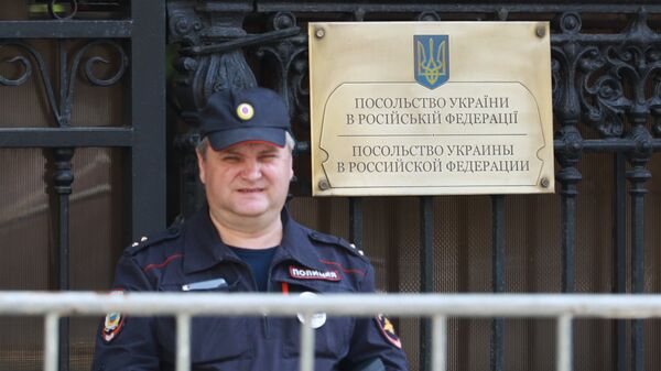 وقفة تضامنية مع الصحفي الروسي كيريل فيشينسكي من أمام السفارة الأوكرانية في موسكو - سبوتنيك عربي