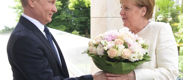 الرئيس فلاديمير بوتين يستقبل المستشارة الألمانية أنجيلا ميركل في سوتشي، 18 مايو/ أيار 2018 - سبوتنيك عربي