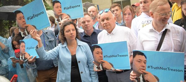 رئيسة تحرير وكالة روسيا سيغودنيا وقناة آر تي مارغاريتا سيمونيان والمدير العام لوكالة روسيا سيغودنيا دميتري كيسيليوف، خلال الوقفة التضامنية مع الصحفي الروسي كيريل فيشينسكي من أمام السفارة الأوكرانية في موسكو، روسيا 18 مايو/ أيار 2018 رئيسة تحرير وكالة روسيا سيغودنيا وقناة آر تي مارغاريتا سيمونيان والمدير العام لوكالة روسيا سيغودنيا دميتري كيسيليوف، خلال الوقفة التضامنية مع الصحفي الروسي كيريل فيشينسكي من أمام السفارة الأوكرانية في موسكو، روسيا 18 مايو/ أيار 2018 - سبوتنيك عربي