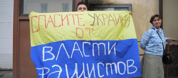 وقفة تضامنية مع الصحفي الروسي كيريل فيشينسكي من أمام السفارة الأوكرانية في موسكو، روسيا 18 مايو/ أيار 2018 - سبوتنيك عربي