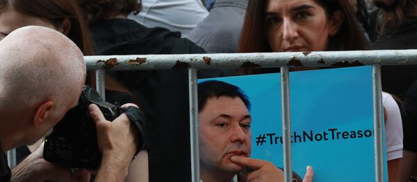 وقفة تضامنية مع الصحفي الروسي كيريل فيشينسكي من أمام السفارة الأوكرانية في موسكو، روسيا 18 مايو/ أيار 2018 - سبوتنيك عربي