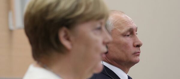 مؤتمر صحفي للرئيس فلاديمير بوتين والمستشارة الألمانية أنجيلا ميركل في سوتشي، 18 مايو/ أيار 2018 - سبوتنيك عربي