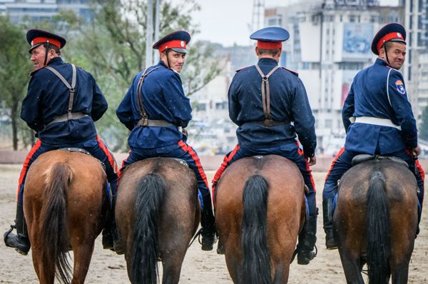 يمارس فرسان قوزاك الدون  مهاراتهم في ركوب الخيل على الضفة اليسرى لنهر الدون خارج منطقة روستوف أرينا في مدينة روستوف-نا-دون في جنوب روسيا في 13 مايو/ أيار 2018 - سبوتنيك عربي