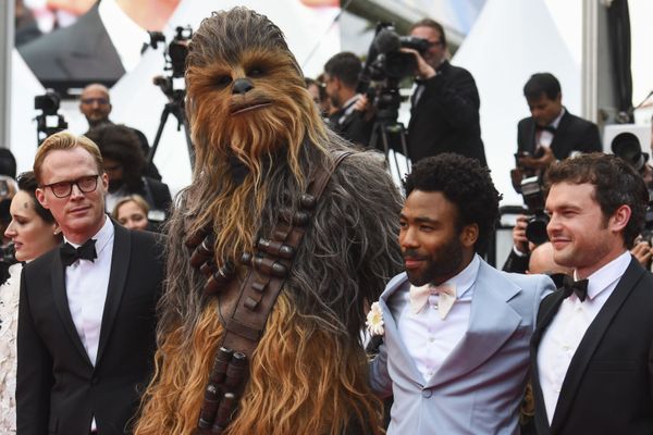 الممثلون ألدن إهرنريتش، دونالد غلوفر، شخصية فيلم Chewbacca والممثل Paul Bettany على السجادة الحمراء في العرض الأوروبي الأول لفيلم Solo: A Star Wars Story في إطار الدورة الـ 71 لمهرجان كان السينمائي - سبوتنيك عربي