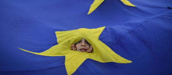 صبي يظهر من خلال ثقب في علم الاتحاد الأوروبي أثناء مسيرة في بوخارست، رومانيا، 12 مايو/ أيار 2018 صبي يظهر من خلال ثقب في علم الاتحاد الأوروبي أثناء مسيرة في بوخارست، رومانيا، 12 مايو/ أيار 2018 - سبوتنيك عربي