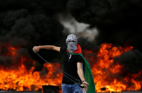 شاب فلسطيني خلال مسيرات العودة الكبرى واحياء الذكرى الـ70 للنكبة بالقرب من مستوطنة يهودية في بيت إيل، بالقرب من رام الله، الضفة الغربية 15 مايو/ أيار 2018 - سبوتنيك عربي