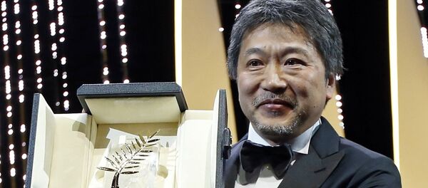 المخرج الياباني هيروكازو كوري-إيدا يحمل جائزة السعفة الذهبية في ختام مهرجان كان السينمائي الدولى الـ 71، 19 مايو/أيار 2018 المخرج الياباني هيروكازو كوري-إيدا يحمل جائزة السعفة الذهبية في ختام مهرجان كان السينمائي الدولى الـ 71، 19 مايو/أيار 2018 - سبوتنيك عربي