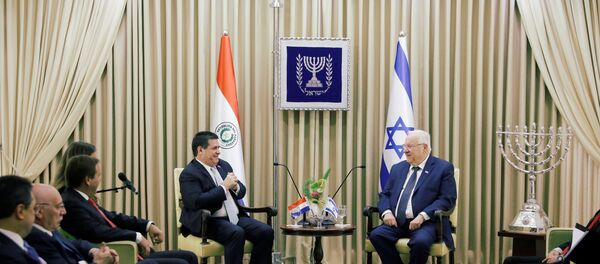 رئيس باراغواي هوراسيو كارتيس يجلس بجانب الرئيس الإسرائيلي روفن ريفلين في مقر إقامته في القدس، قبل حفل افتتاح سفارة باراجواي في القدس، 21 مايو/أيار 2018 - سبوتنيك عربي