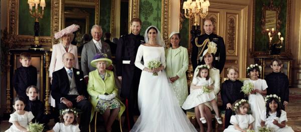 الأمير هاري وعروسه ميغان ماركل في أول صور رسمية من زفافهما الملكي الذي أقيم في بريطانيا، 19 مايو/أيار 2018 الأمير هاري وعروسه ميغان ماركل في أول صور رسمية من زفافهما الملكي الذي أقيم في بريطانيا، 19 مايو/أيار 2018 - سبوتنيك عربي