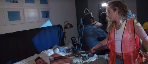 المغنية الأمريكية مايلي سايري تنفذ مقلب في المذيع الأمريكي جيمي كيمل بداخل غرفة نومه - سبوتنيك عربي