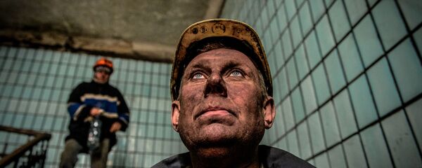 عمال المناجم بعد الانتهاء من العمل في منجم تشيليوسكينتسيف في دونيتسك - سبوتنيك عربي