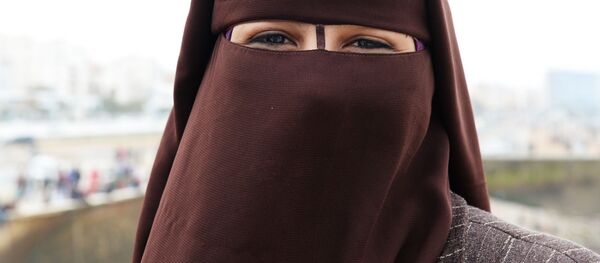 فتاة ترتدي النقاب في الساحة أمام مسجد الحسن الثاني في الدار البيضاء فتاة ترتدي النقاب في الساحة أمام مسجد الحسن الثاني في الدار البيضاء - سبوتنيك عربي