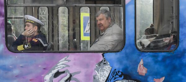 الناس في وسائل النقل العام في كالينينغراد - سبوتنيك عربي