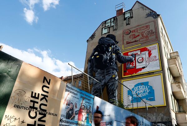 جدارية للفنان MTO  كجزء من مهرجان برلين للجداريات 2018 الأول من نوعه، حيث يقوم الفنانون المدنيون المحليون والدوليون بإنشاء معرض كبير في الهواء الطلق لإثراء المساحات الحضرية في برلين، ألمانيا  21 مايو/ أيار 2018 - سبوتنيك عربي