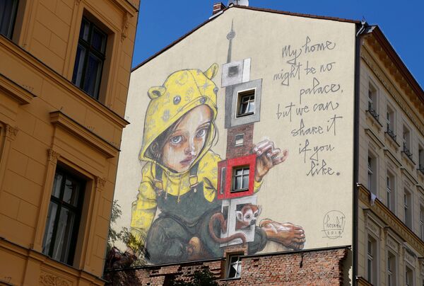 جدارية للفنان هيركاوت (Herakut) كجزء من مهرجان برلين للجداريات 2018 الأول من نوعه، حيث يقوم الفنانون المدنيون المحليون والدوليون بإنشاء معرض كبير في الهواء الطلق لإثراء المساحات الحضرية في برلين، ألمانيا  21 مايو/ أيار 2018 - سبوتنيك عربي