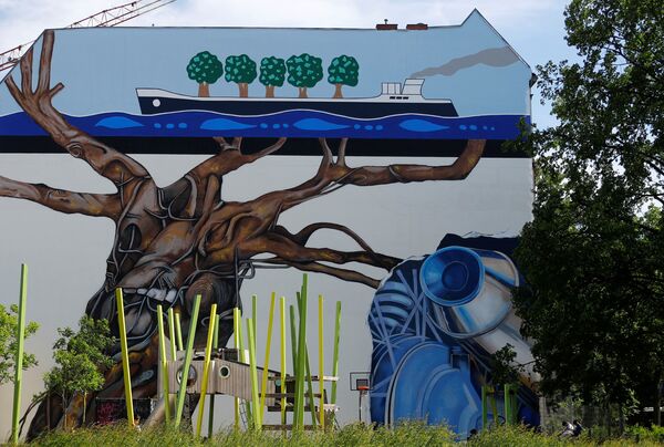 تم تصوير العمل الفني Lebensbaum (شجرة الحياة) للفنان بين وارغين كجزء من مهرجان برلين للجداريات 2018 الأول من نوعه، حيث يقوم الفنانون المدنيون المحليون والدوليون بإنشاء معرض كبير في الهواء الطلق لإثراء المساحات الحضرية في برلين، ألمانيا  21 مايو/ أيار 2018 - سبوتنيك عربي