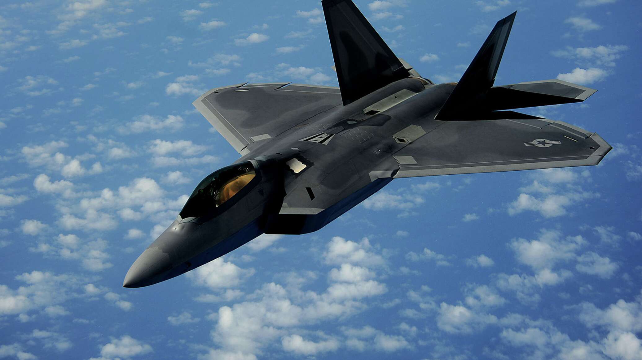 الأكثر تطورا حول العالم.. إعلام إسرائيلي: هبوط 12 مقاتلة أمريكية في جنوب إسرائيل