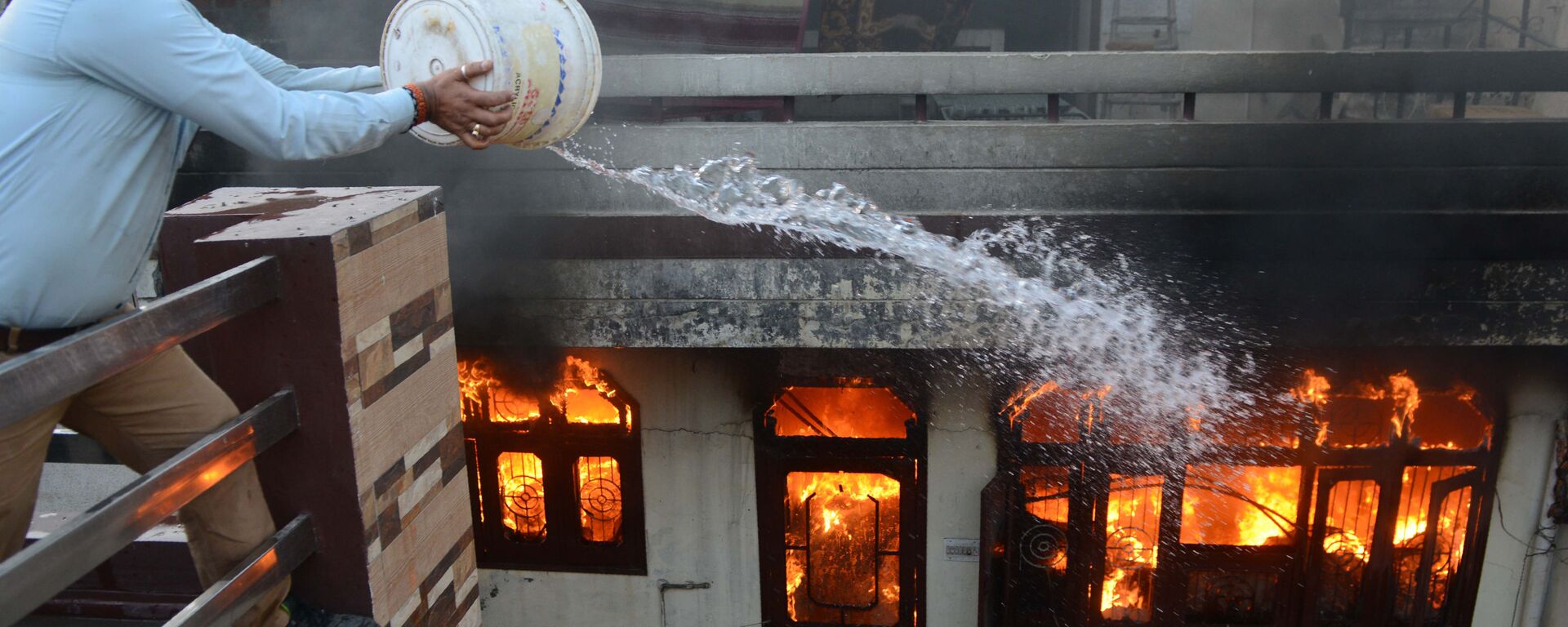 أحد السكان يحاول إخماد حريق في متجر كهربائي في أمريتسار، الهند في 20 مايو/ أيار 2018 - سبوتنيك عربي, 1920, 23.04.2021