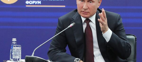 الجلسة العامة لمنتدى سان بطرسبورغ لكل من الرئيس الروسي فلاديمير بوتين والرئيس الفرنسي إيمانويل ماكرون ورئيس الوزراء الياباني شينزو آبي، بالاضافة إلى المديرة التنفيذية لصندوق النقد الدولي كرستين لاغارد، 25 مايو/ أيار 2018 - سبوتنيك عربي