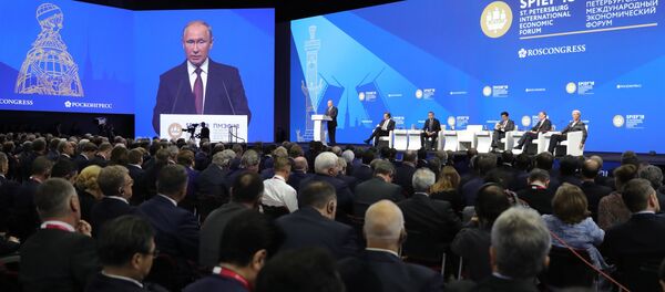 الجلسة العامة لمنتدى سان بطرسبورغ لكل من الرئيس الروسي فلاديمير بوتين والرئيس الفرنسي إيمانويل ماكرون ورئيس الوزراء الياباني شينزو آبي، بالاضافة إلى المديرة التنفيذية لصندوق النقد الدولي كرستين لاغارد، 25 مايو/ أيار 2018 - سبوتنيك عربي