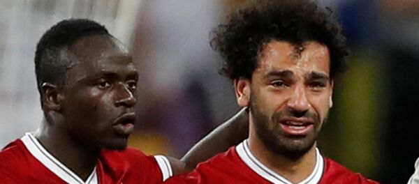 اللاعب المصري محمد صلاح يبكي بعد خروجه من مباراة فريقه ليفربول الإنجليزي ضد ريال مدريد الإسباني في نهائي دوري أبطال أوروبا، 26 مايو/أيار 2018 - سبوتنيك عربي
