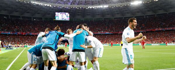 فريق ريال مدريد الإسباني بعد فوزه بكأس نهائي دوري أبطال أوروبا على فريق ليفربول الإنجليزي، في أوكرانيا، 26 مايو/أيار 2018 - سبوتنيك عربي