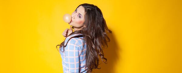 فتاة تمضغ علكة - سبوتنيك عربي