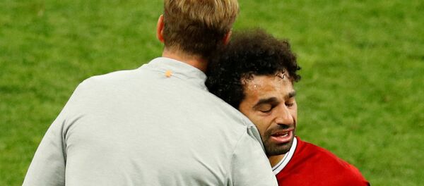 جناح فريق ليفربول الإنجليزي محمد صلاح يبكي بعد خروجه من نهائي دوري أبطال أوروبا في أوكرانيا، 26 مايو/أيار 2018 - سبوتنيك عربي