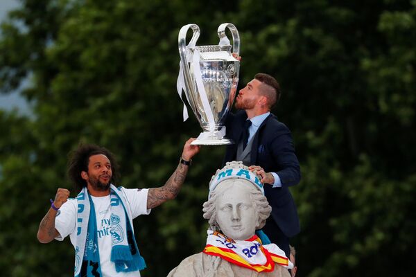 مهاجم فريق ريال مدريد الإسباني سيرجيو راموس محتفلا بفوز فريقه بكأس أبطال أوروبا في أسبانيا، 27 مايو/أيار 2018 - سبوتنيك عربي