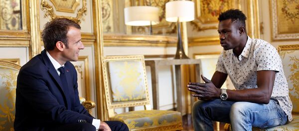 ماكرون يقرر منح الجنسية الفرنسية لمواطن مالي أنقذ طفلاً من الموت في باريس ماكرون يقرر منح الجنسية الفرنسية لمواطن مالي أنقذ طفلاً من الموت في باريس - سبوتنيك عربي