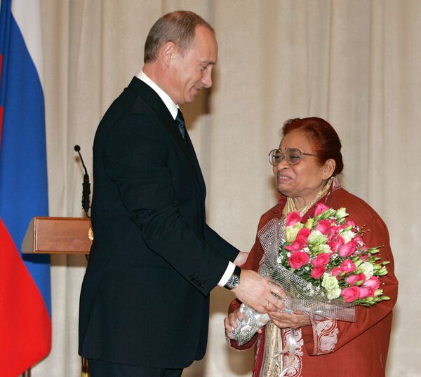 الرئيس فلاديمير بوتين خلال مراسم منح أوسمة الصداقة لعضو مجلس الشيوخ الهندي نيرمالا ديشباندا في السفارة الروسية بالهند - سبوتنيك عربي