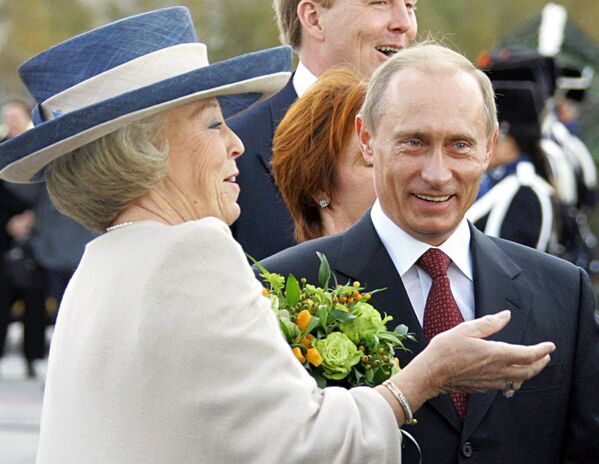 الرئيس فلاديمير بوتين وملكة هولندا بياتريس خلال وصوله إلى أمستردام، هولندا 1 نوفمبر/ تشرين الثاني 2005 - سبوتنيك عربي
