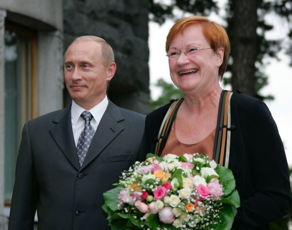 الرئيس الروسي فلاديمير بوتين ورئيسة فنلندا  تارجا هالونين في المقر الرئاسي الفنلندي، عام 2005 - سبوتنيك عربي