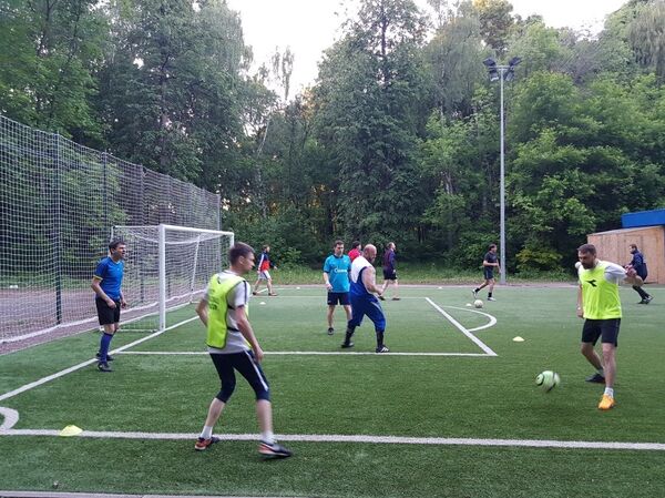 فريق هواة روس يمارسون كرة القدم - سبوتنيك عربي