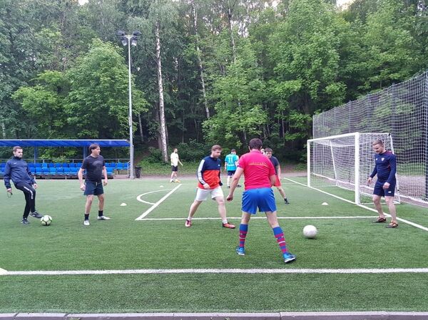 فريق هواة روس يمارسون كرة القدم - سبوتنيك عربي